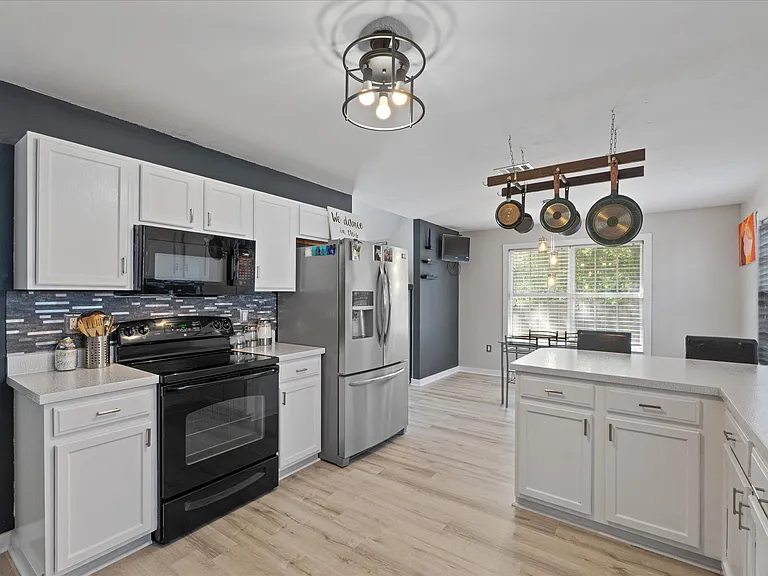 131 Nicole Ln — Photo 1