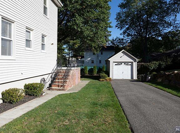 3rd image of 43 Hollywood Ave