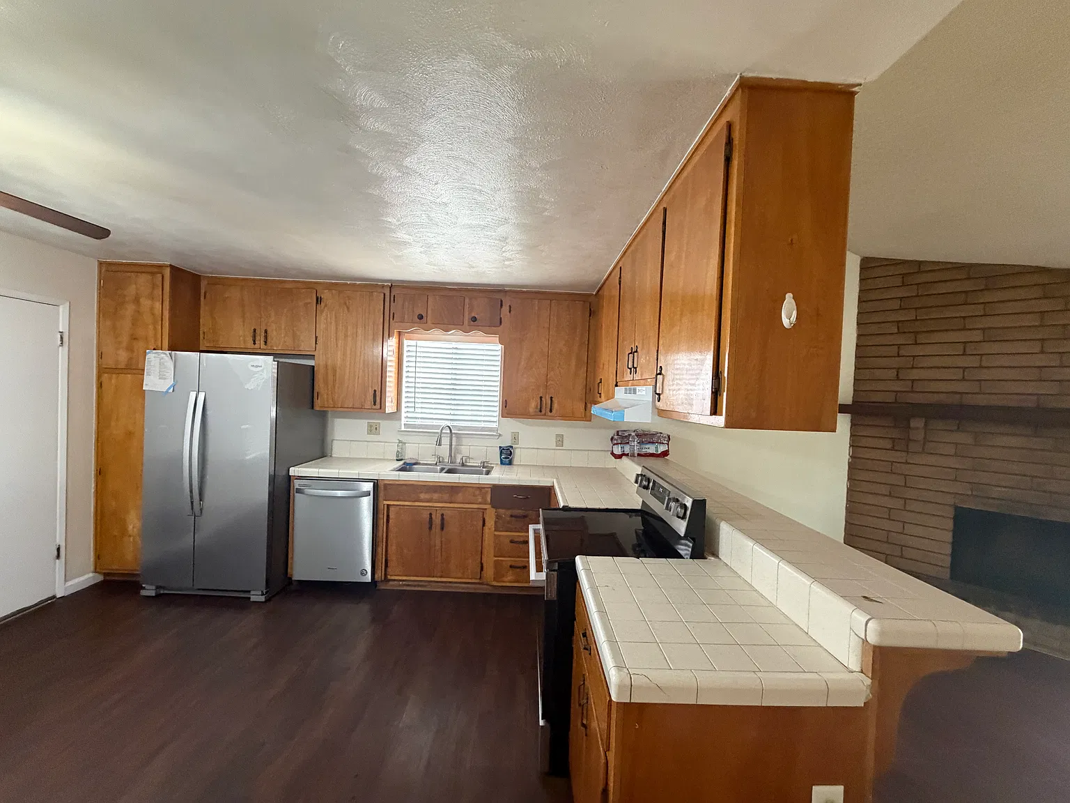 3 bed, 1198 sqft, $2,050 — Photo 2
