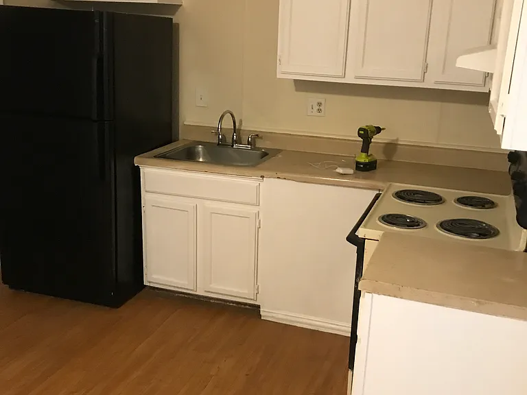 1121 Houston Dr — Photo 3