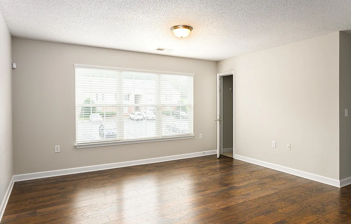 Building Photo - 1845 Crest Hollow Dr #201