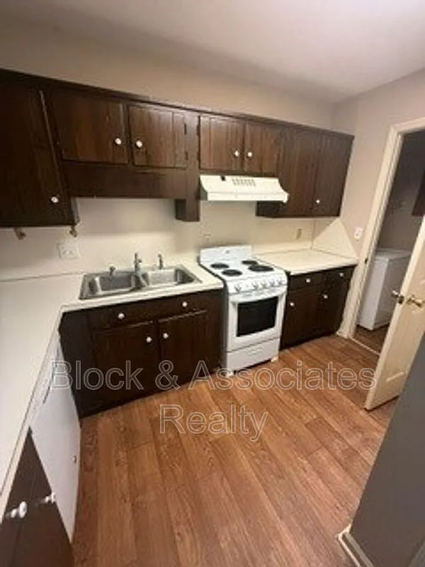 2 bed, 1.0 bath, $1,095 — Photo 2