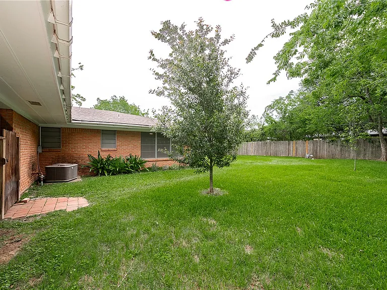 501 Helena St — Photo 23