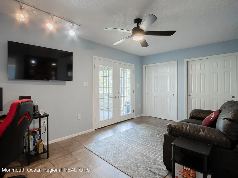49 Williamsburg Dr — Photo 24