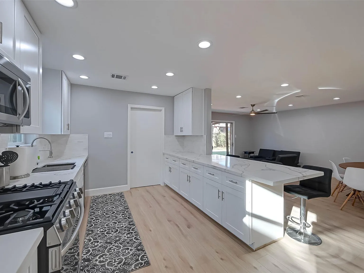 3 bed, 2.0 bath, 1891 sqft, $4,000 — Photo 2