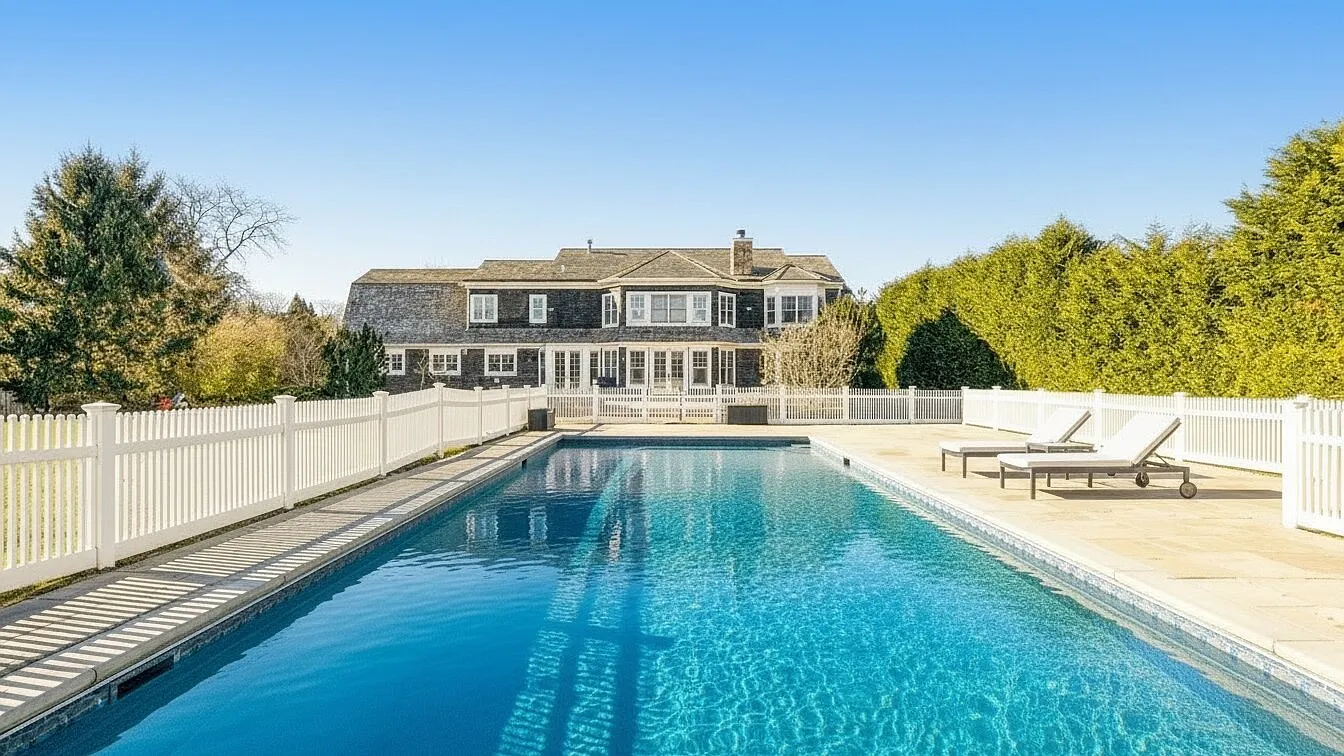 Elegant Southampton Retreat with Pool & Tennis Court — Photo 1