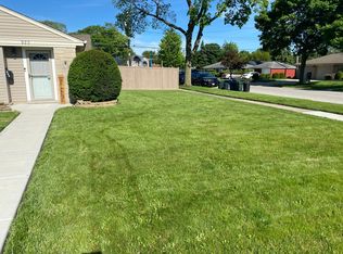 989 E Grant Dr, Des Plaines, IL 60016