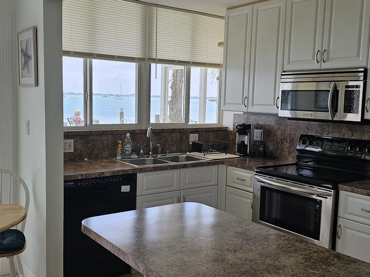2 bed, 900 sqft, $2,300 — Photo 3