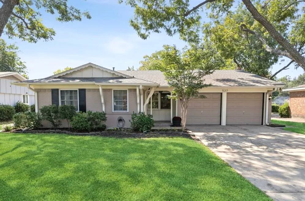 3 bed, 1.5 bath, 1209 sqft, $2,400 — Photo 1