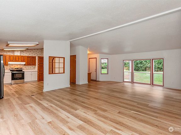5th image of 15822 14th Avenue NW