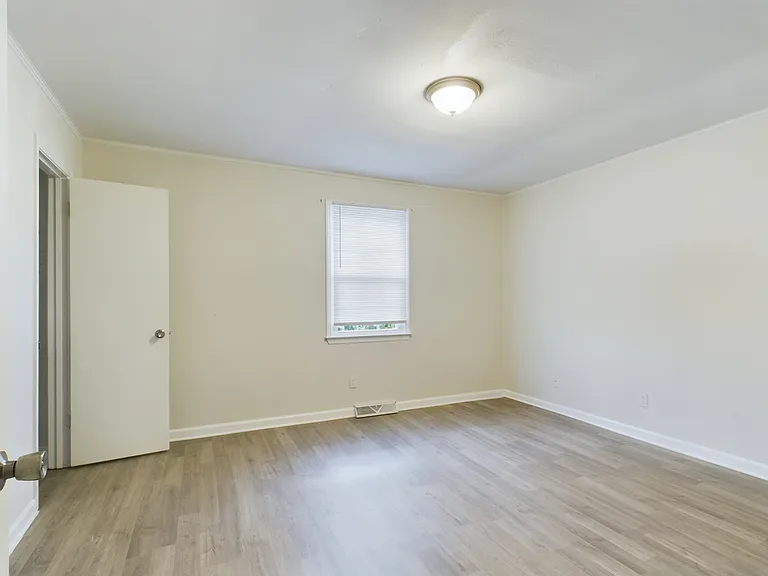 614 Eastview Ct #D — Photo 16