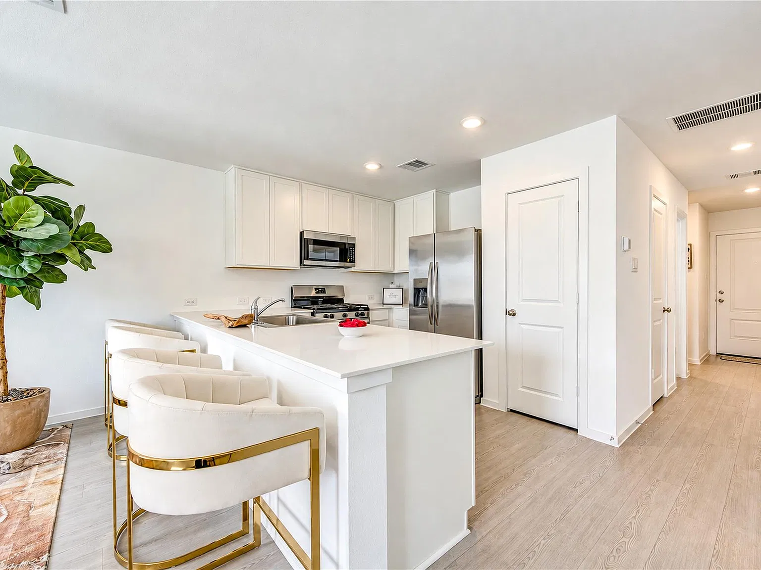 2 bed, 2.5 bath, $1,400 — Photo 2