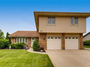 2226 Sherborn Ln, Schaumburg, IL 60193