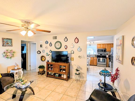 5th image of 19 Lamplight Ln