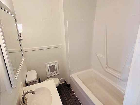 3rd image of 559 E Broad St