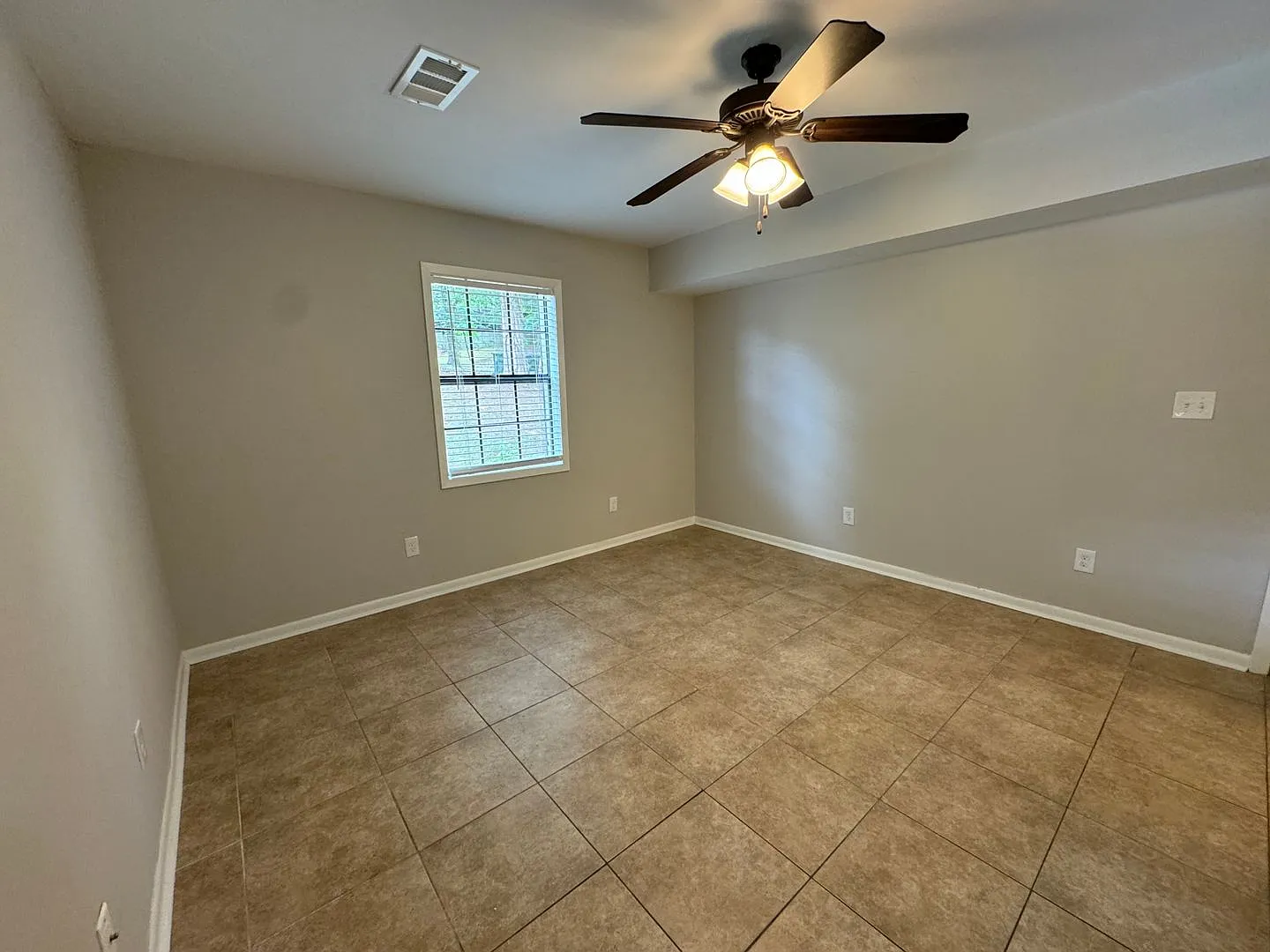 Excellent Location! 3 Bed 2.5 Bath Townhouse! — Photo 3