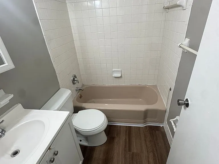 Hikes Point Apartments — Photo 7