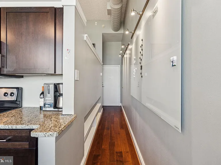 2429 Locust St #302 — Photo 23