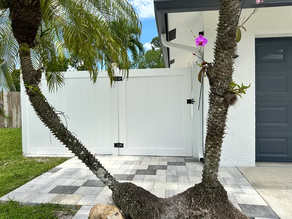 193 Sunflower Cir, Royal Palm Beach, FL 33411