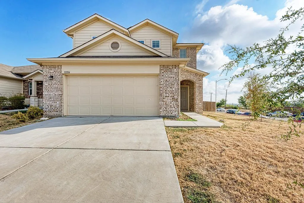 4 bed, 2.5 bath, 2212 sqft, $1,950 — Photo 1