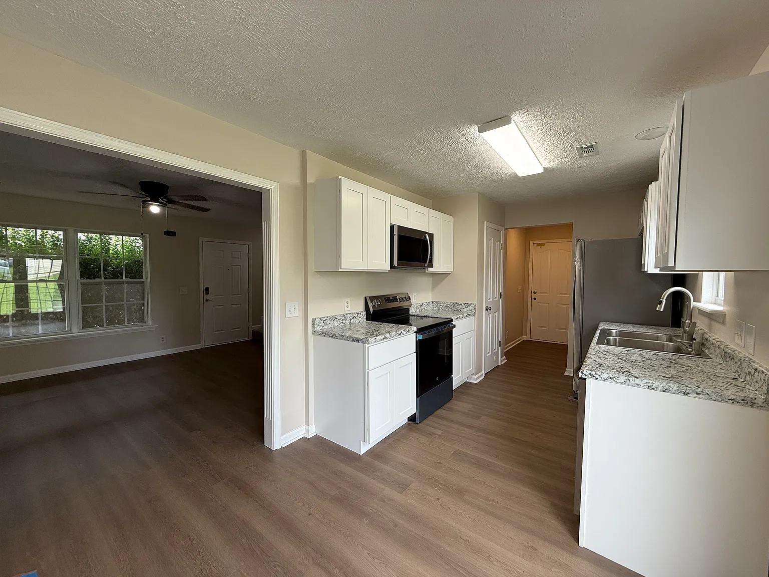 3 bed, 2.5 bath, 1477 sqft, $1,900 — Photo 4