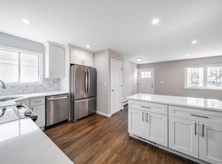 434 E John St, Lindenhurst, NY 11757