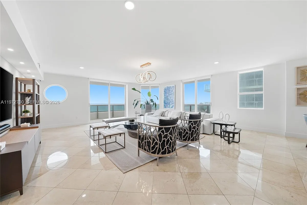 Building Photo - 5801 Collins Ave #700