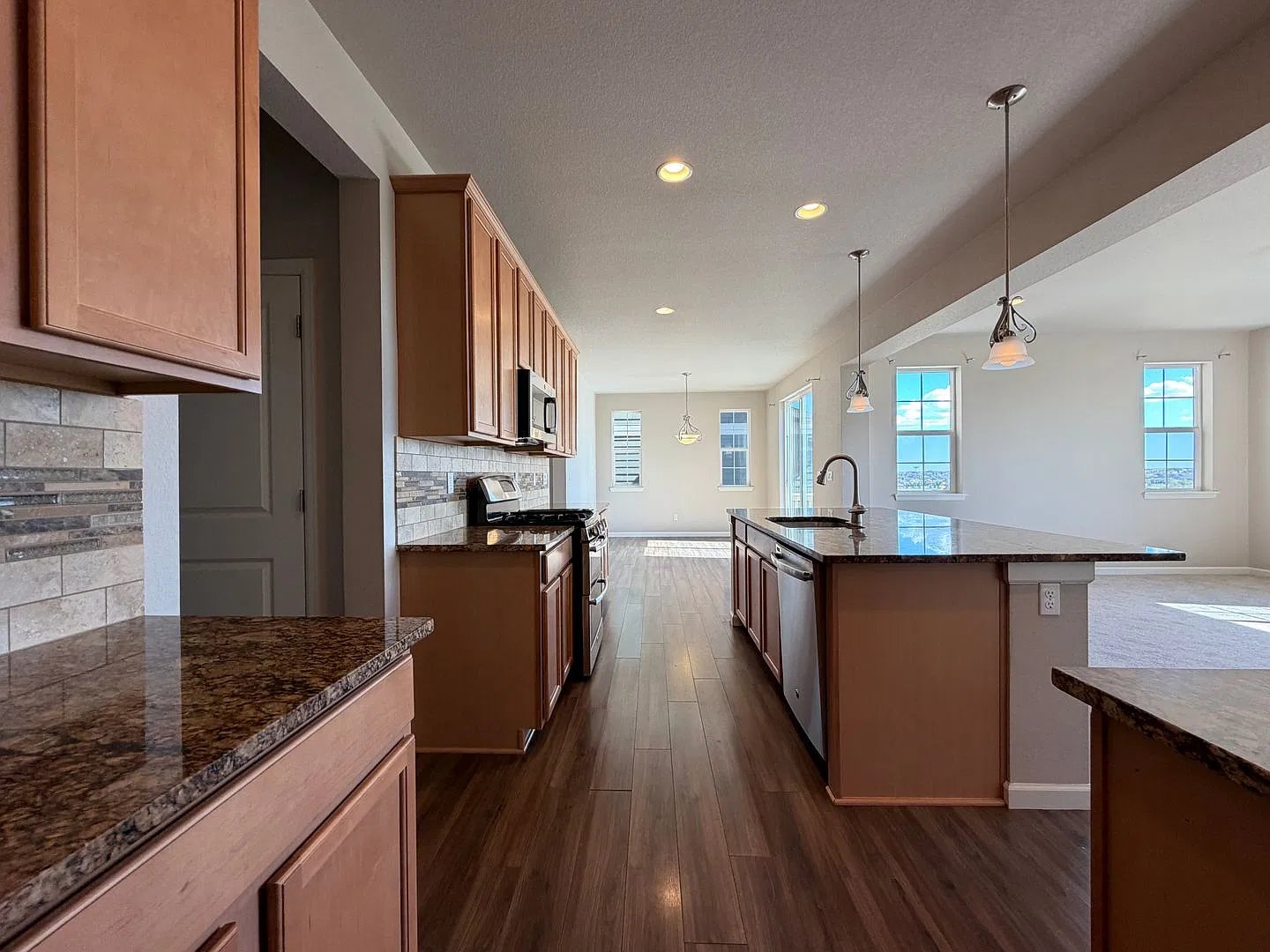 Exceptional Executive Rental with Panoramic Views & Premium Finishes — Photo 3