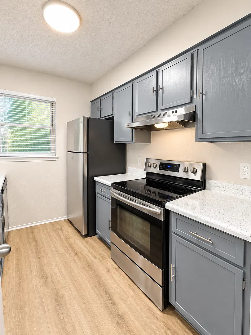 Royal Oak Condominiums — Photo 4