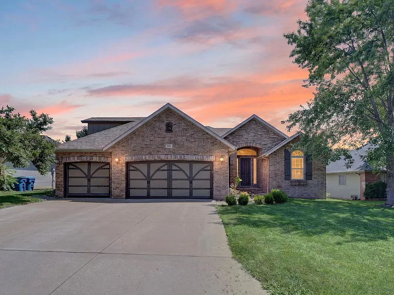 935 E Weldon Dr — Photo 1