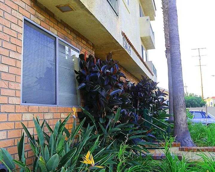 13415 Doty Ave — Photo 7