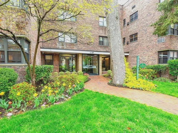 75 Knightsbridge Road #1I, Great Neck, NY 11021