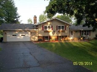 112 N Rose Farm Rd, Woodstock, IL 60098