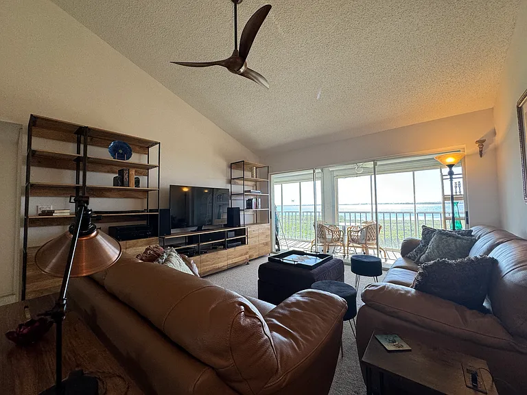 1155 Edgewater Cir — Photo 15