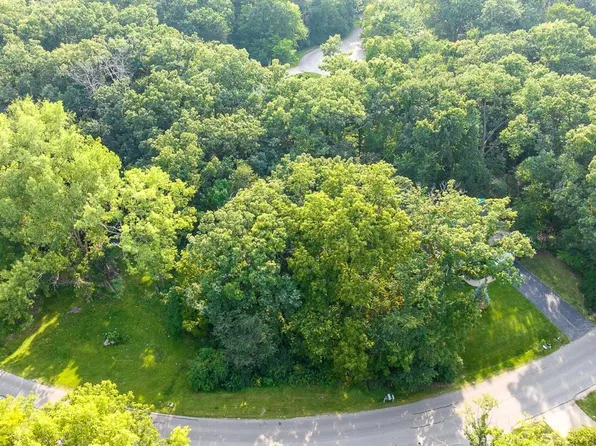 1919 Candlewick Dr SW, Poplar Grove, IL 61065