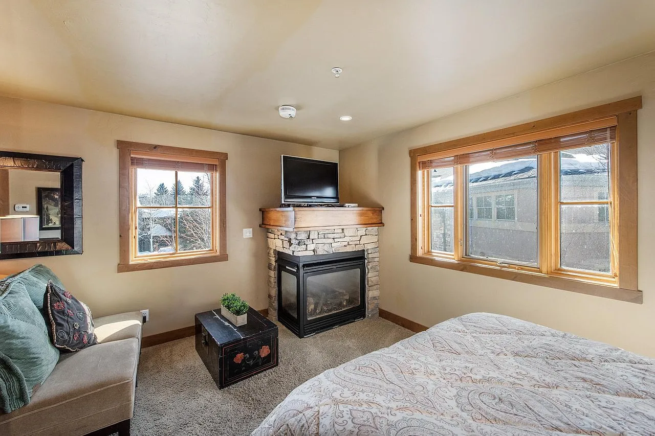 Studio, 528 sqft, $1,900 — Photo 3