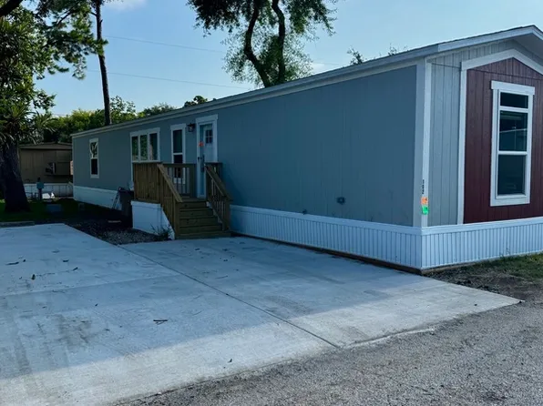 102 Fiesta Ln, Dickinson, TX 77539
