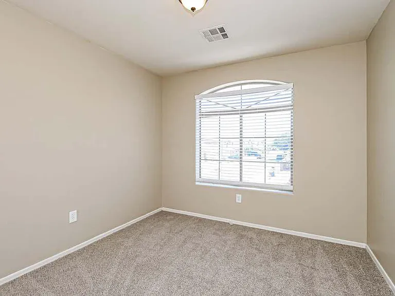 5815 S 11th St — Photo 5