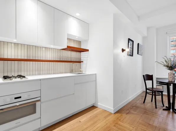 225 Central Park West image 2 of 19