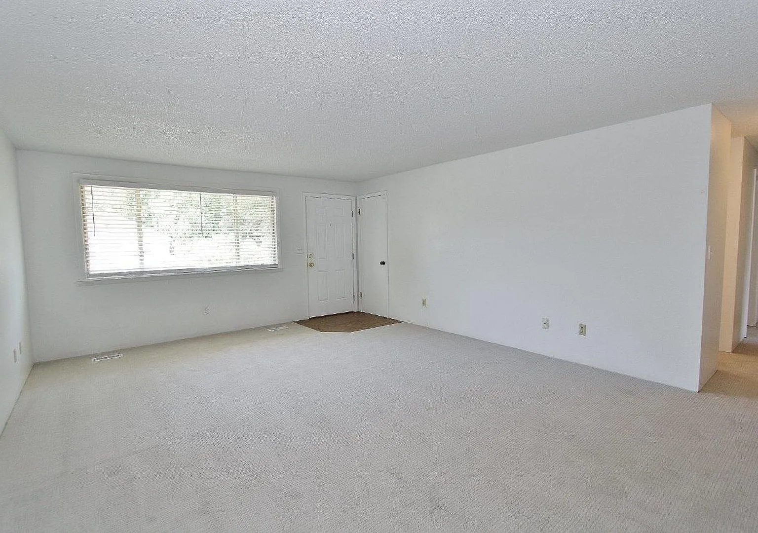 Charming Single-Level Townhome — Photo 4