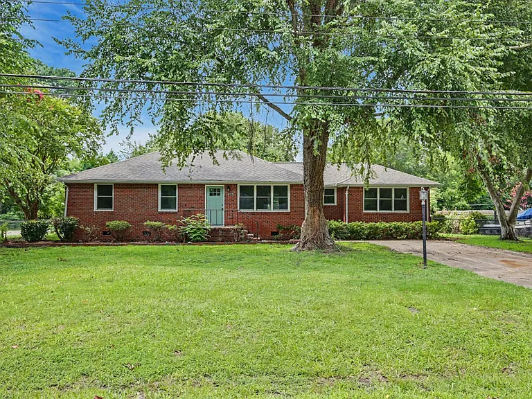 1221 Burlington Rd — Photo 2