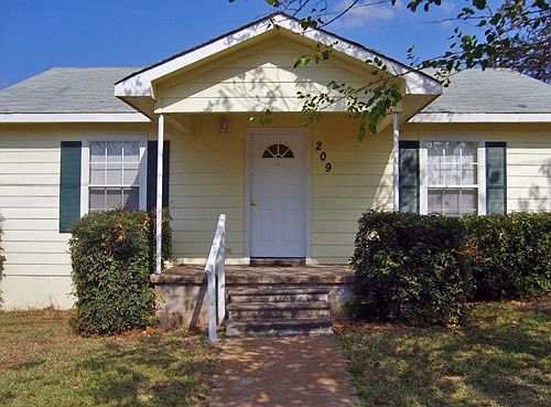 1st image of 209 E Blackbourn St