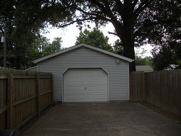 2nd image of 1319 S Saint James Blvd
