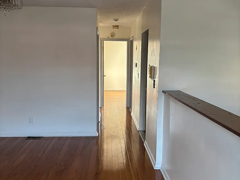 896 Longwood Ave — Photo 2