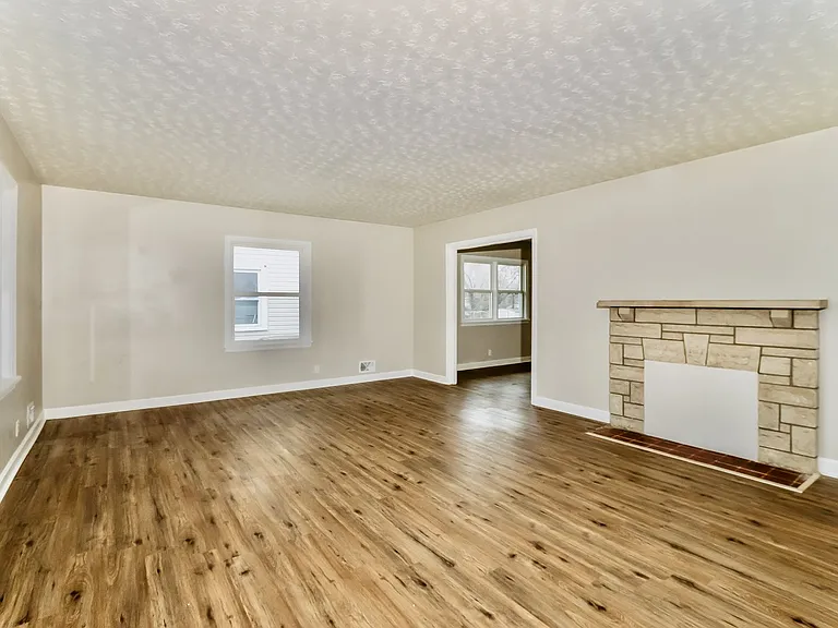 521926_020_living_room_13601940.jpg