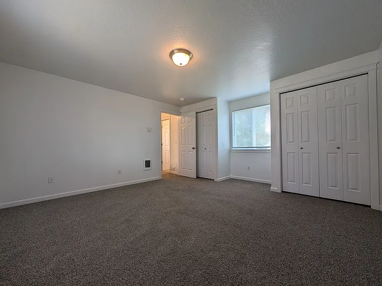 484 Helen St — Photo 16