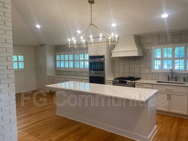 3 bed, 2.0 bath, 1985 sqft, $2,695 — Photo 3