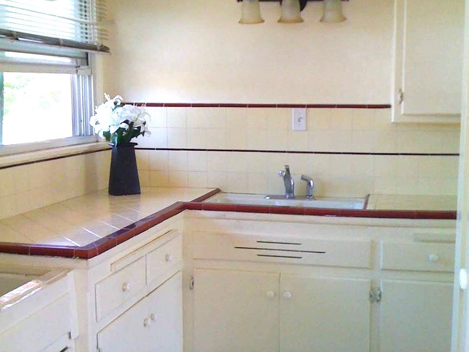 1st image of 541 1/2 W Elm Ave #541-1/2