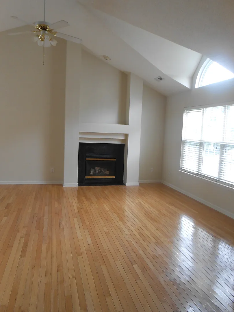 Fantastic 3 BR House w/ Inviting Floor Plan in Kernodle/NW School District — Photo 4