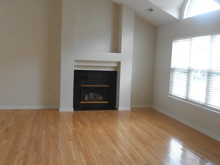 3404 Crimson Wood Dr — Photo 2